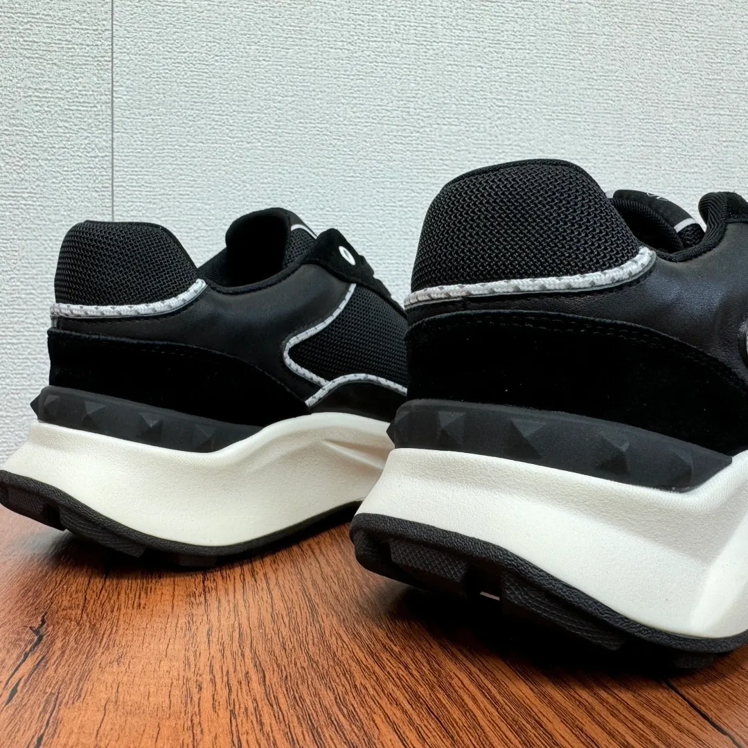 [Valentino] Top P: 820💰 Size: 39-44 leather shoe size (can be customized 38.45 cannot be returned or exchanged) VALENTION/Valentino FREEDOTS series new spring and summer men's sports shoes Lightweight and breathable casual thick-soled men's shoes Classic contrasting splicing design Suede cowhide stitching nappa calfskin + breathable technical mesh material Hot glue brand pattern badge logo details Delicate calfskin feet Lightweight mesh lining, ultra-light TPU foam rubber outsole, sports version, thick-soled style design, easy and versatile, multiple colors available, able to meet various matching needs, complete package! Item number: HL6688 black